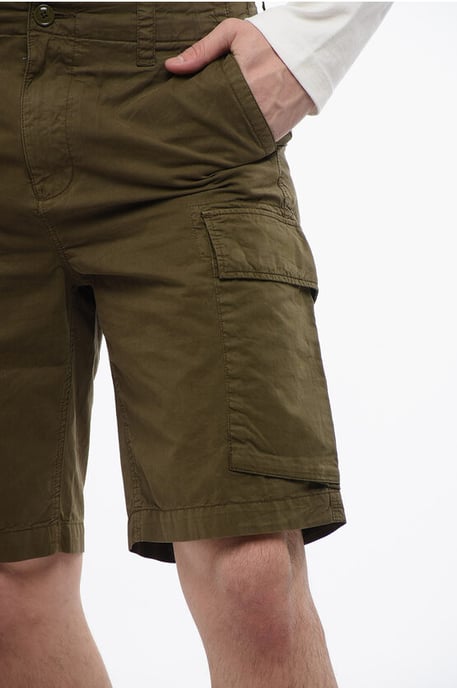Pantalones cortos cargo en verde - Image 3