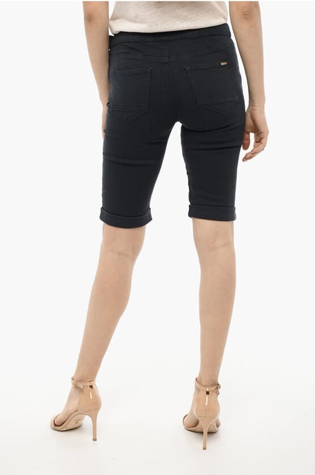 Shorts con dobladillo y cierre dorado en azul - Image 2