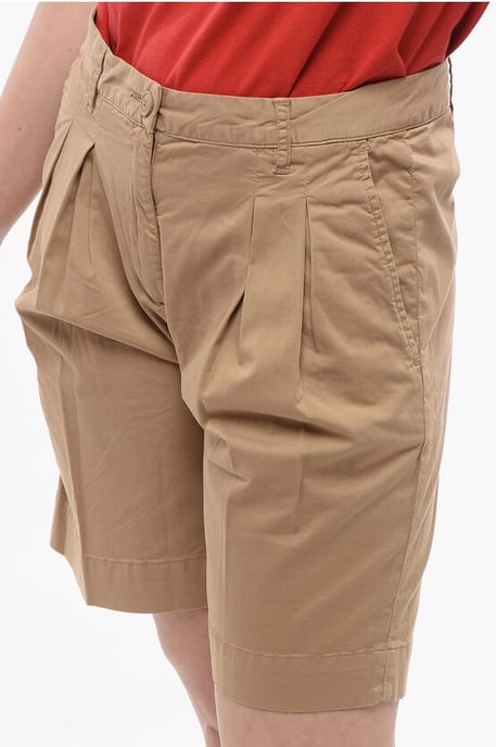 Pantalones cortos de algodón elástico con doble pliegue y trabillas para cinturón en beige - Image 3
