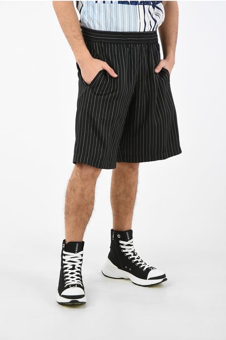 Pantalones cortos de rayas con cordón en la cintura en negro - Image 1