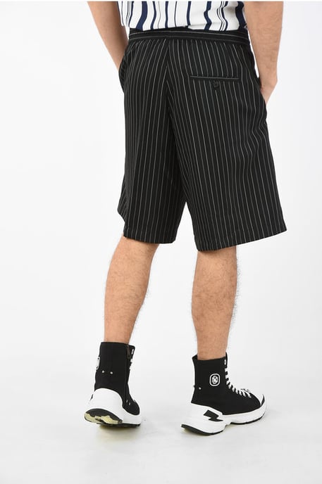 Pantalones cortos de rayas con cordón en la cintura en negro - Image 2