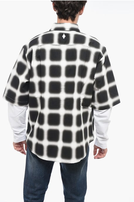 Camisa de algodón con cuadros difuminados y botones a presión en blanco y negro - Image 2
