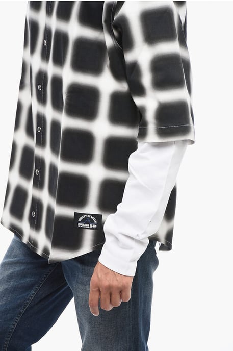 Camisa de algodón con cuadros difuminados y botones a presión en blanco y negro - Image 3