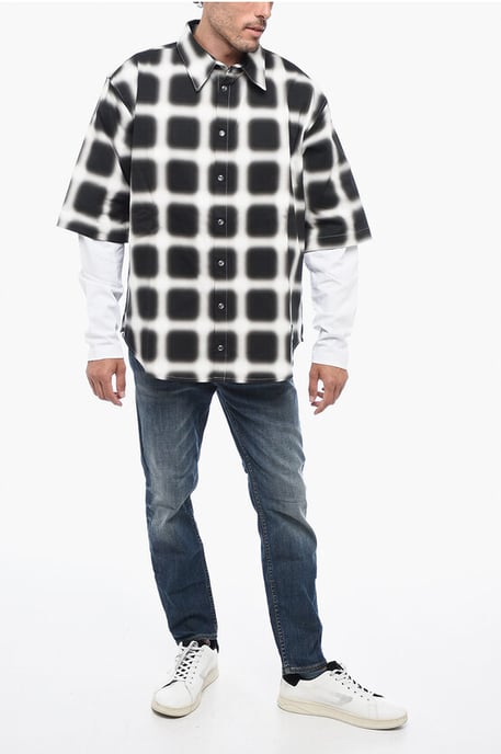 Camisa de algodón con cuadros difuminados y botones a presión en blanco y negro - Image 4