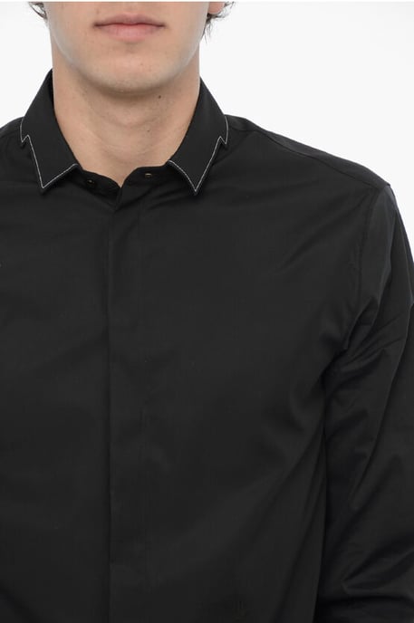 Camisa ajustada con botones ocultos y corte abotonado en negro - Image 3