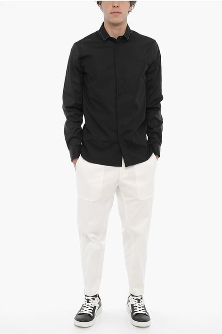Camisa ajustada con botones ocultos y corte abotonado en negro - Image 4
