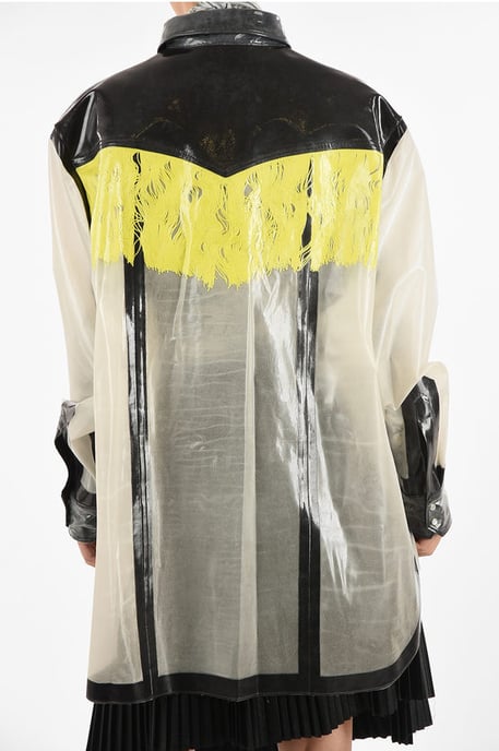 Camisa oversize lacada MM0 con botón a presión en blanco y gris - Image 2