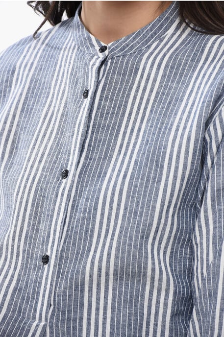 Camisa de algodón orgánico con cuello mao y rayas equilibradas en azul claro - Image 3