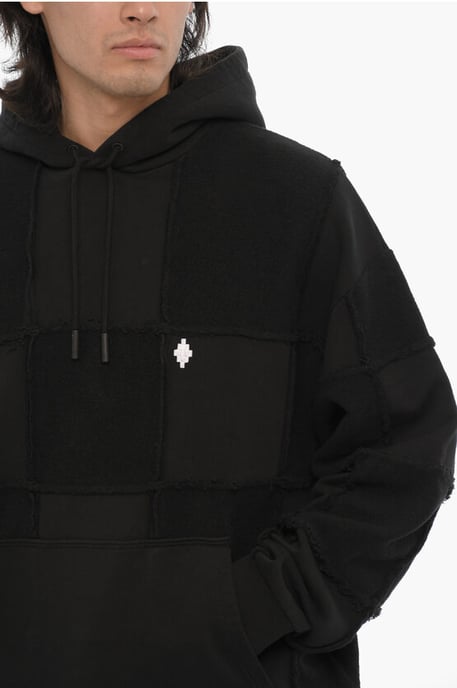 Sudadera con capucha de algodón de color liso en negro - Image 3