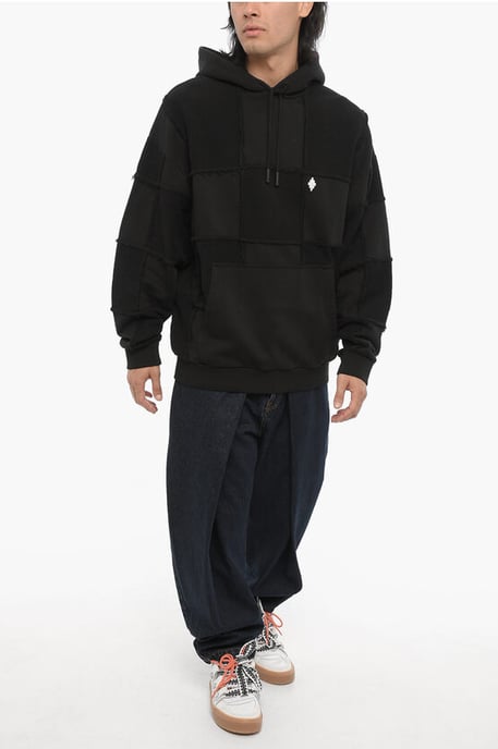 Sudadera con capucha de algodón de color liso en negro - Image 4