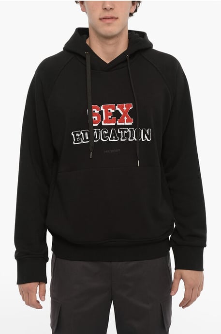 Sudadera con capucha de algodón de fácil ajuste con la frase "EDUCACIÓN SEXUAL" en negro - Image 1