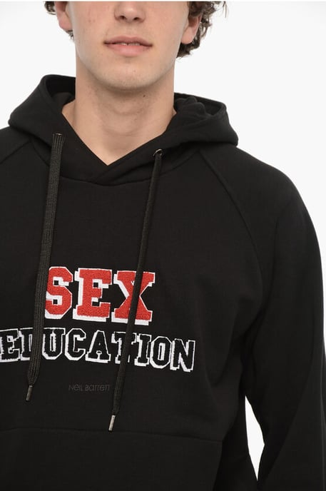 Sudadera con capucha de algodón de fácil ajuste con la frase "EDUCACIÓN SEXUAL" en negro - Image 3