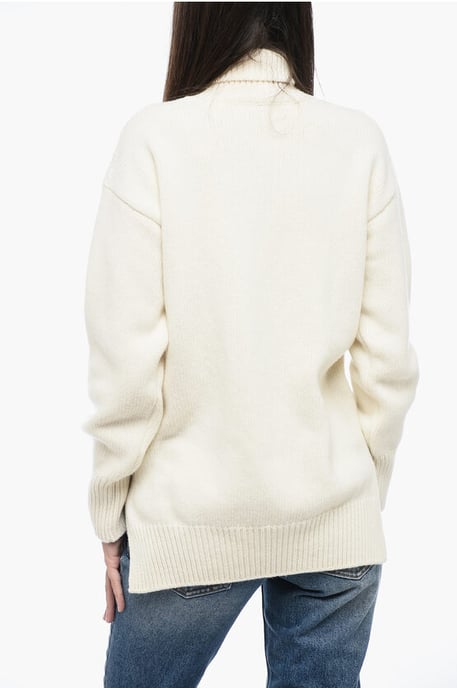 Suéter de cuello alto con logo bordado en beige - Image 2
