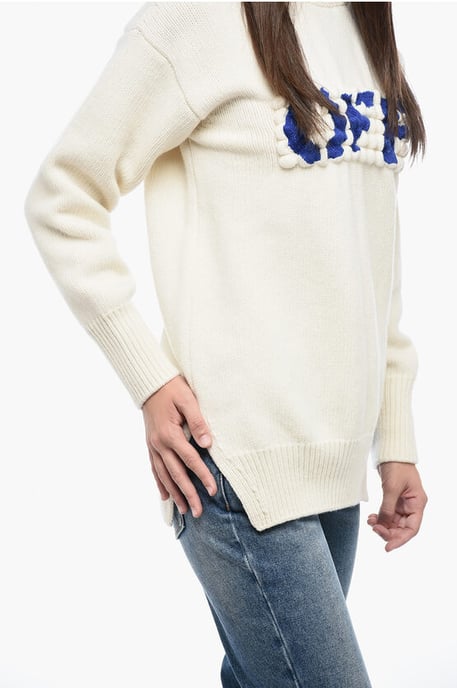 Suéter de cuello alto con logo bordado en beige - Image 3