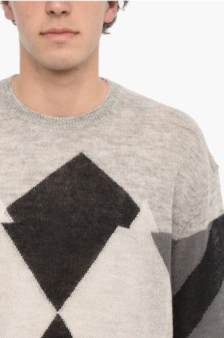 Suéter de cuello redondo con motivo de rombos en gris, blanco y negro - Image 3