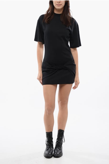 Vestido estilo camiseta con nudo delantero y flecha pequeña en negro - Image 1