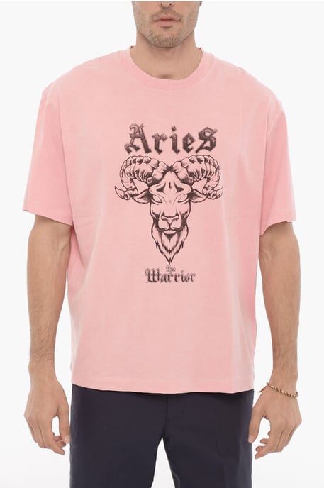 Camiseta de cuello redondo estampada ARIES EL GUERRERO en rosa - Image 1