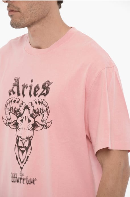 Camiseta de cuello redondo estampada ARIES EL GUERRERO en rosa - Image 3