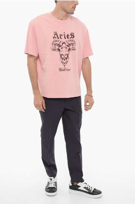 Camiseta de cuello redondo estampada ARIES EL GUERRERO en rosa - Image 4