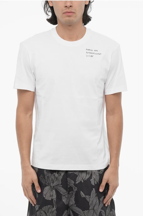 Camiseta de cuello redondo ajustada con la palabra "HUMANO CON VISIÓN EXTRAORDINARIA" en blanco - Image 1