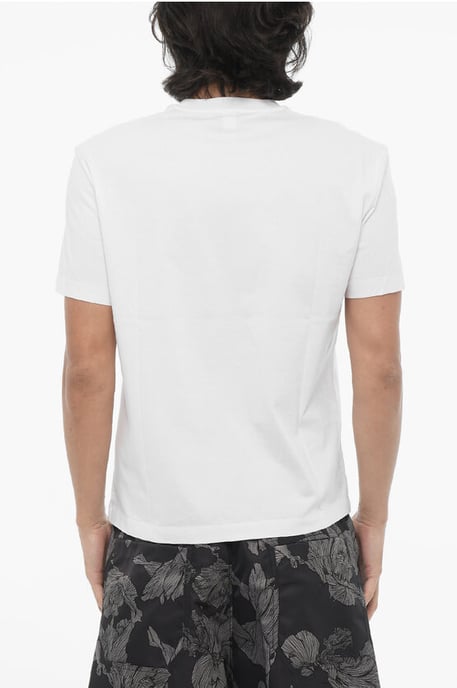 Camiseta de cuello redondo ajustada con la palabra "HUMANO CON VISIÓN EXTRAORDINARIA" en blanco - Image 2
