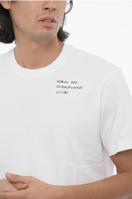 Camiseta de cuello redondo ajustada con la palabra "HUMANO CON VISIÓN EXTRAORDINARIA" en blanco - Image 3