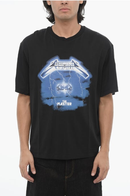 Camiseta de cuello redondo con diseño de banda de rock, GÉMINIS, entallada y con caída en negro - Image 1