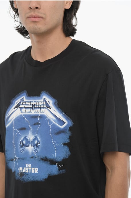 Camiseta de cuello redondo con diseño de banda de rock, GÉMINIS, entallada y con caída en negro - Image 3