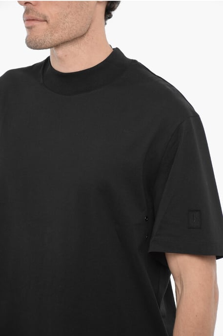 Camiseta ajustada de cuello redondo con tachuelas en negro - Image 3