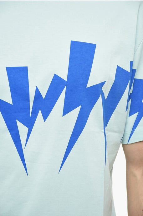 Camiseta de cuello redondo JUMBLED BOLT de corte entallado en azul claro - Image 3