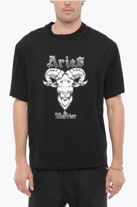 Camiseta ajustada de cuello redondo ARIES EL GUERRERO en negro - Image 1