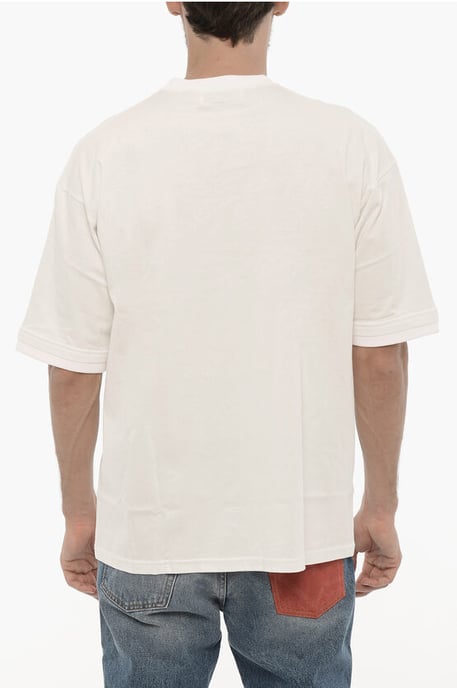 Camiseta de cuello redondo con cadena extraíble y bordado del logotipo en blanco - Image 2