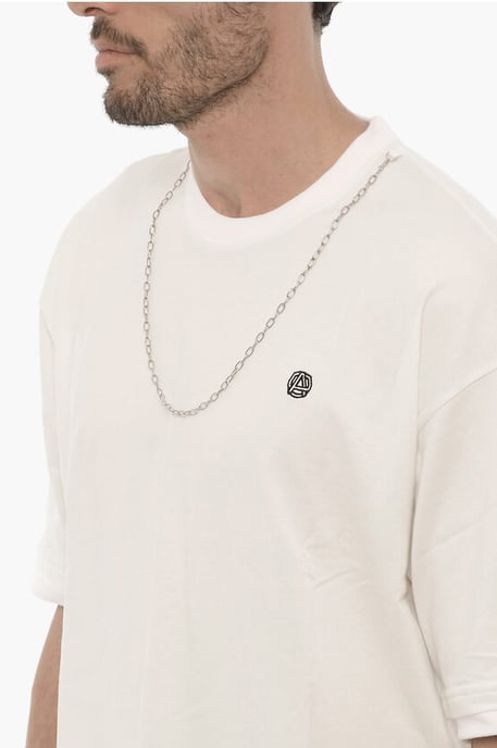 Camiseta de cuello redondo con cadena extraíble y bordado del logotipo en blanco - Image 3