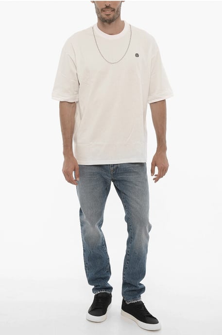 Camiseta de cuello redondo con cadena extraíble y bordado del logotipo en blanco - Image 4