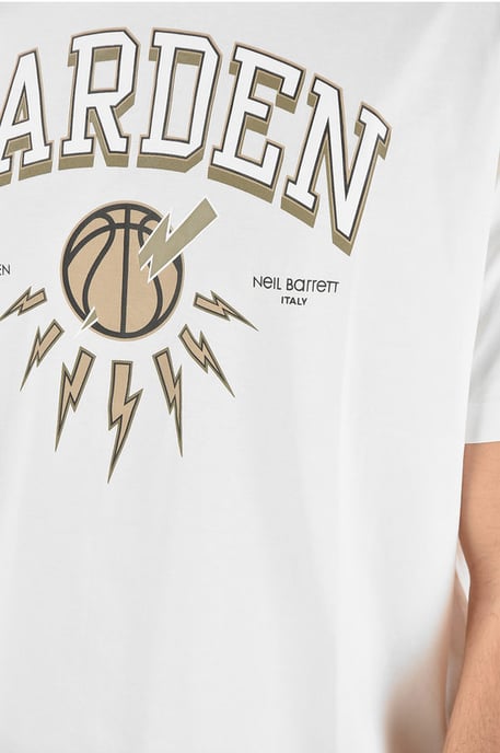 Camiseta con cuello redondo y logotipo estampado de JAMES HARDEN x NEIL BARRETT en beige - Image 3