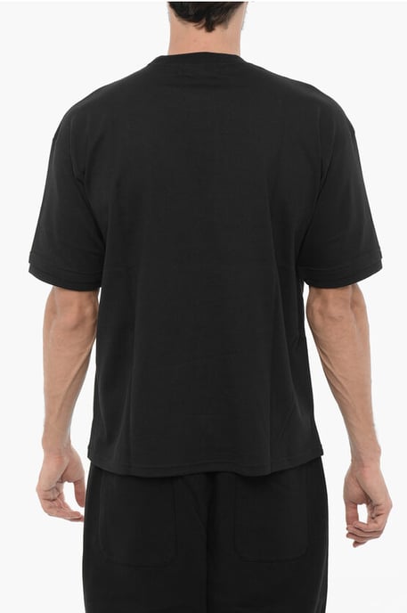 Camiseta de cuello redondo de color liso con cadena plateada en negro - Image 2