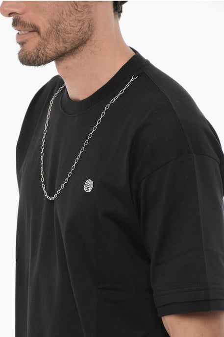 Camiseta de cuello redondo de color liso con cadena plateada en negro - Image 3