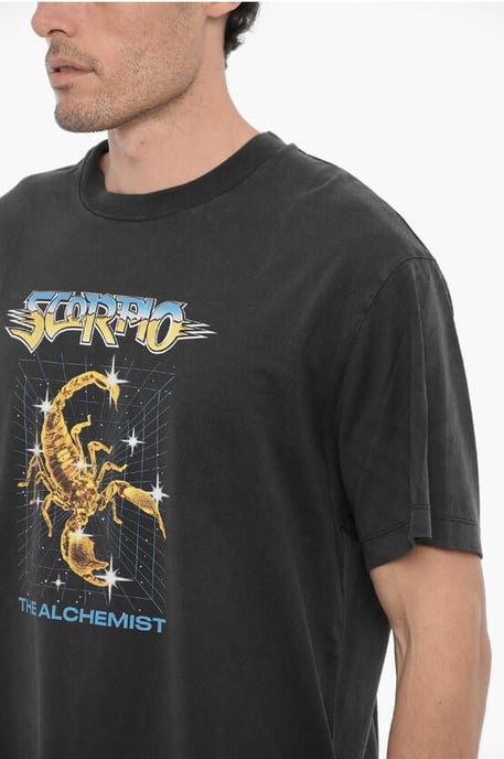 Camiseta de cuello redondo estampada de ESCORPIO EL ALQUIMISTA en gris - Image 3