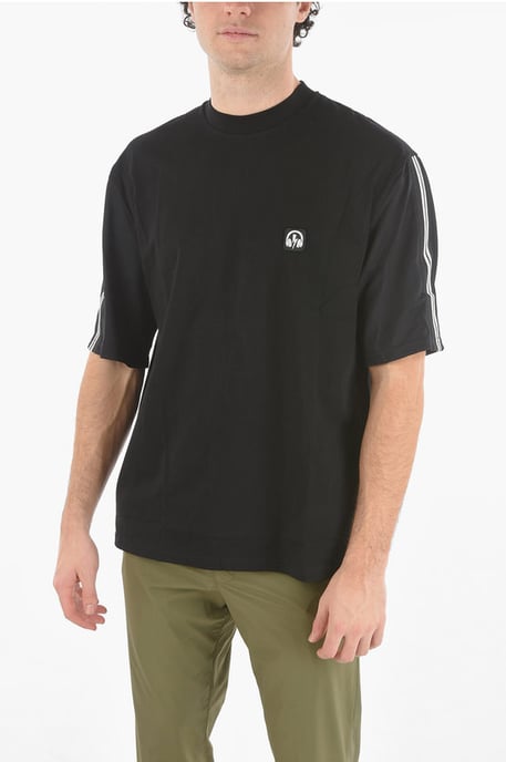 Camiseta universitaria MUSIC BOLT con banda en contraste en negro - Image 1