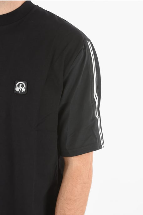 Camiseta universitaria MUSIC BOLT con banda en contraste en negro - Image 3