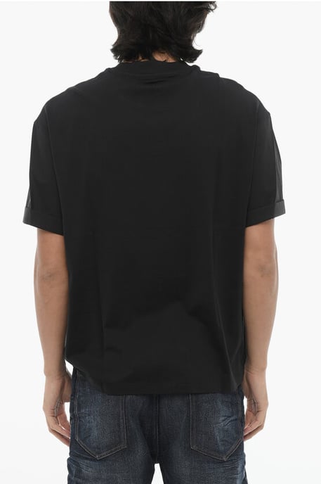 Camiseta de cuello redondo, manga corta y corte holgado en color negro. - Image 2