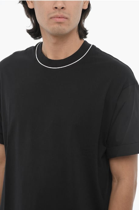 Camiseta de cuello redondo, manga corta y corte holgado en color negro. - Image 3