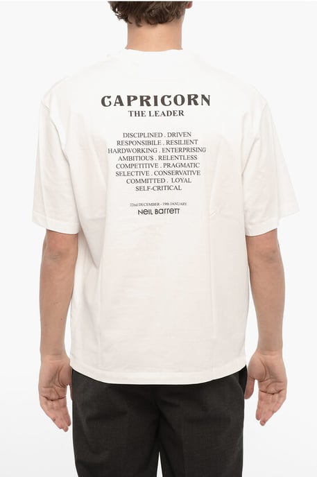 Camiseta blanca con cuello redondo y estampado de CAPRICORNIO EL LÍDER - Image 2