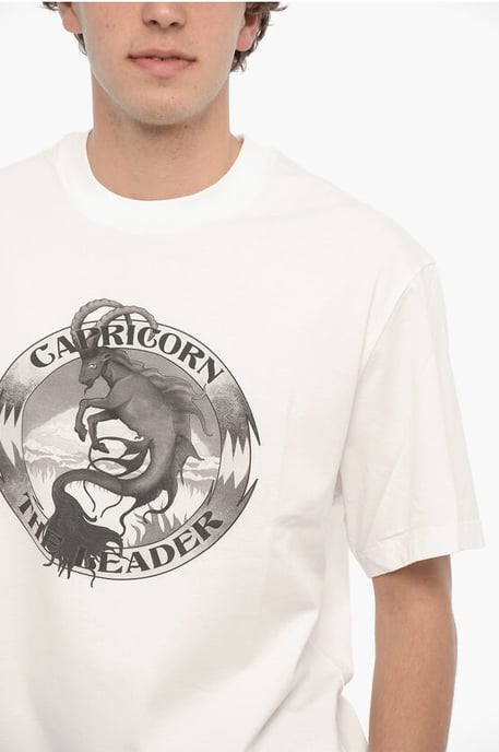 Camiseta blanca con cuello redondo y estampado de CAPRICORNIO EL LÍDER - Image 3