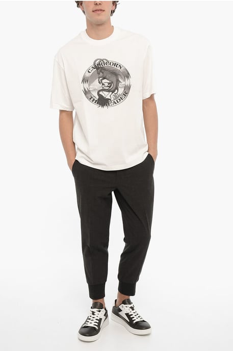 Camiseta blanca con cuello redondo y estampado de CAPRICORNIO EL LÍDER - Image 4