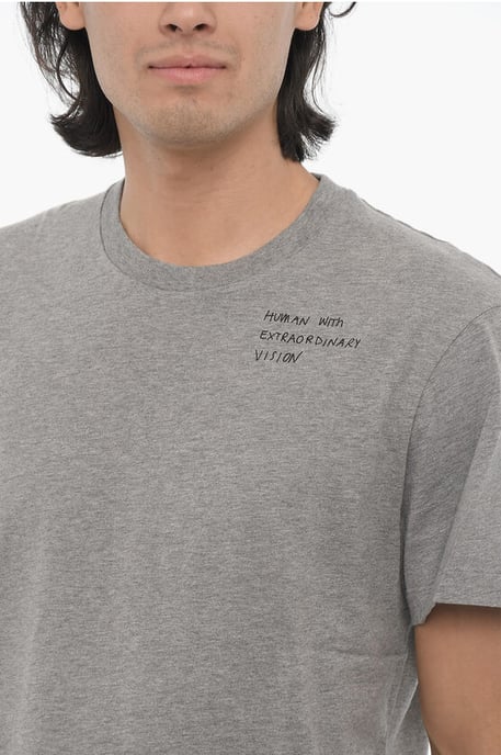 Camiseta de cuello redondo gris con una VISIÓN EXTRAORDINARIA y corte entallado - Image 3