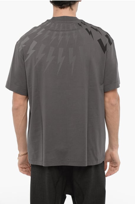 Camiseta de cuello redondo de corte fácil con estampado tono sobre tono en gris - Image 2
