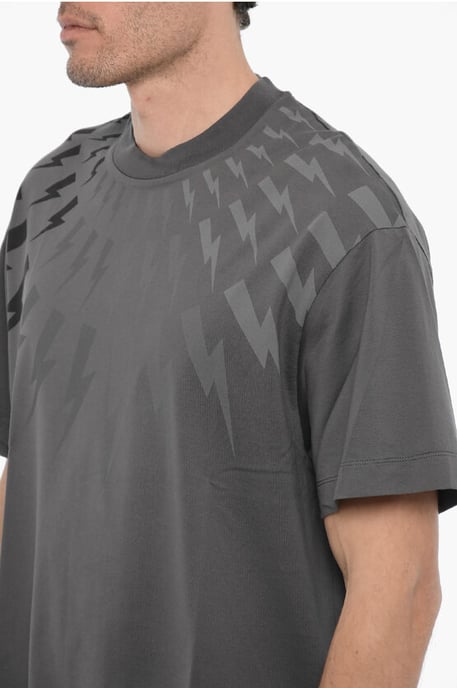 Camiseta de cuello redondo de corte fácil con estampado tono sobre tono en gris - Image 3