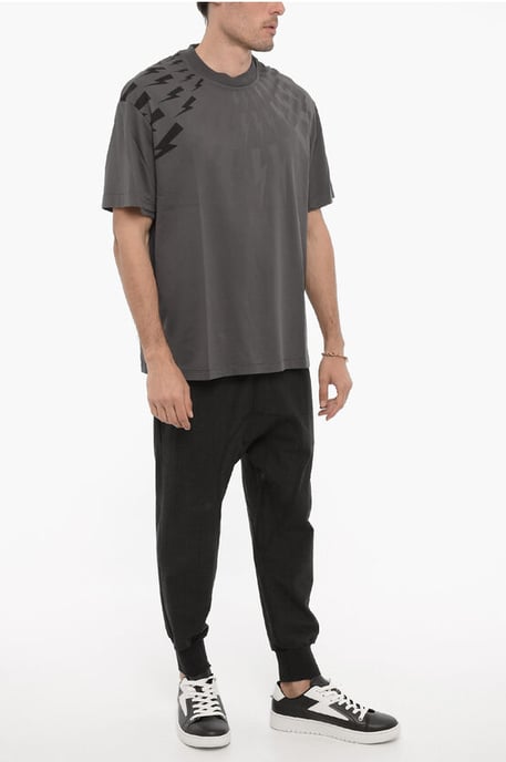 Camiseta de cuello redondo de corte fácil con estampado tono sobre tono en gris - Image 4