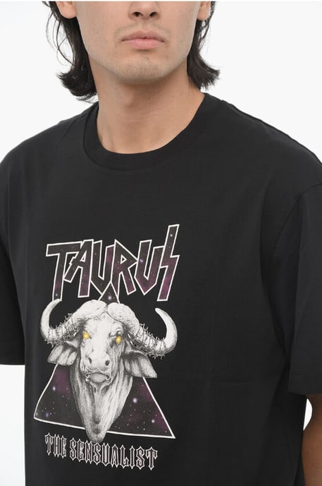 Camiseta negra de cuello redondo con estampado de la banda de rock Zodiac Tauro, corte entallado - Image 3